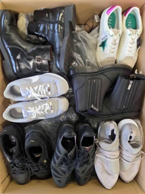 The photo shows a package with footwear in the category CSU.