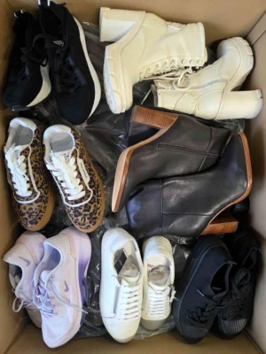 The photo shows a package with footwear in the category CSU.