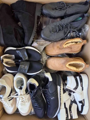 The photo shows a package with footwear in the category CSU.