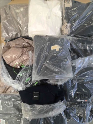 The photo shows a package with clothing in the category D.