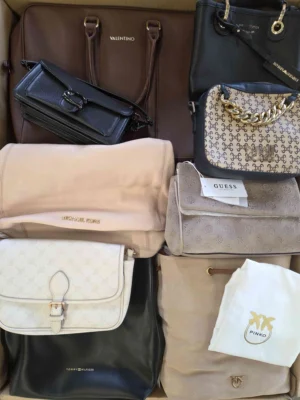 The picture shows a package with accessories in the category HC.