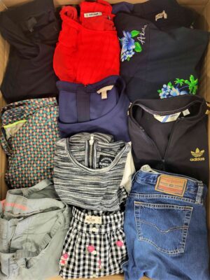 The photo shows a package with clothing in the category U.