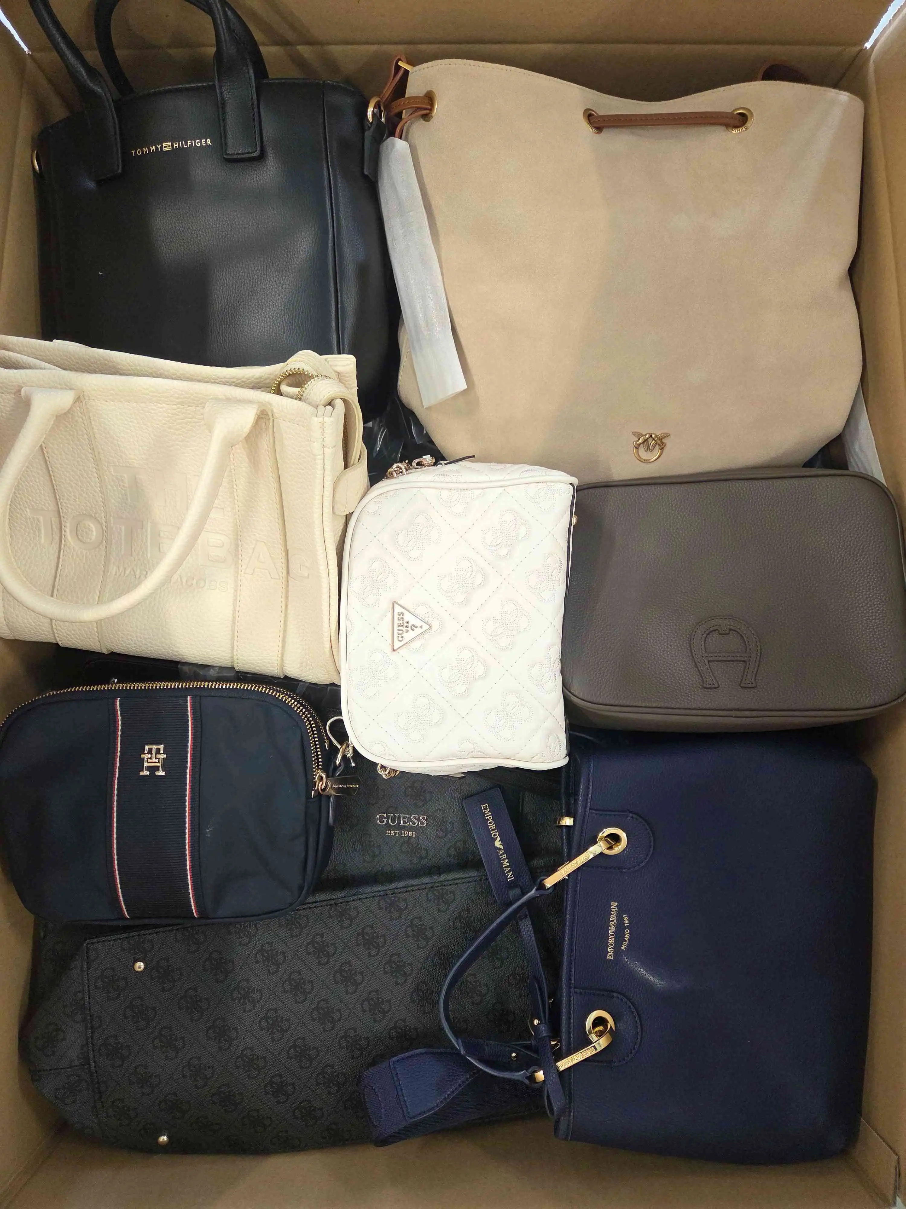 HC1546 3 The picture shows a package with accessories in the category HC.