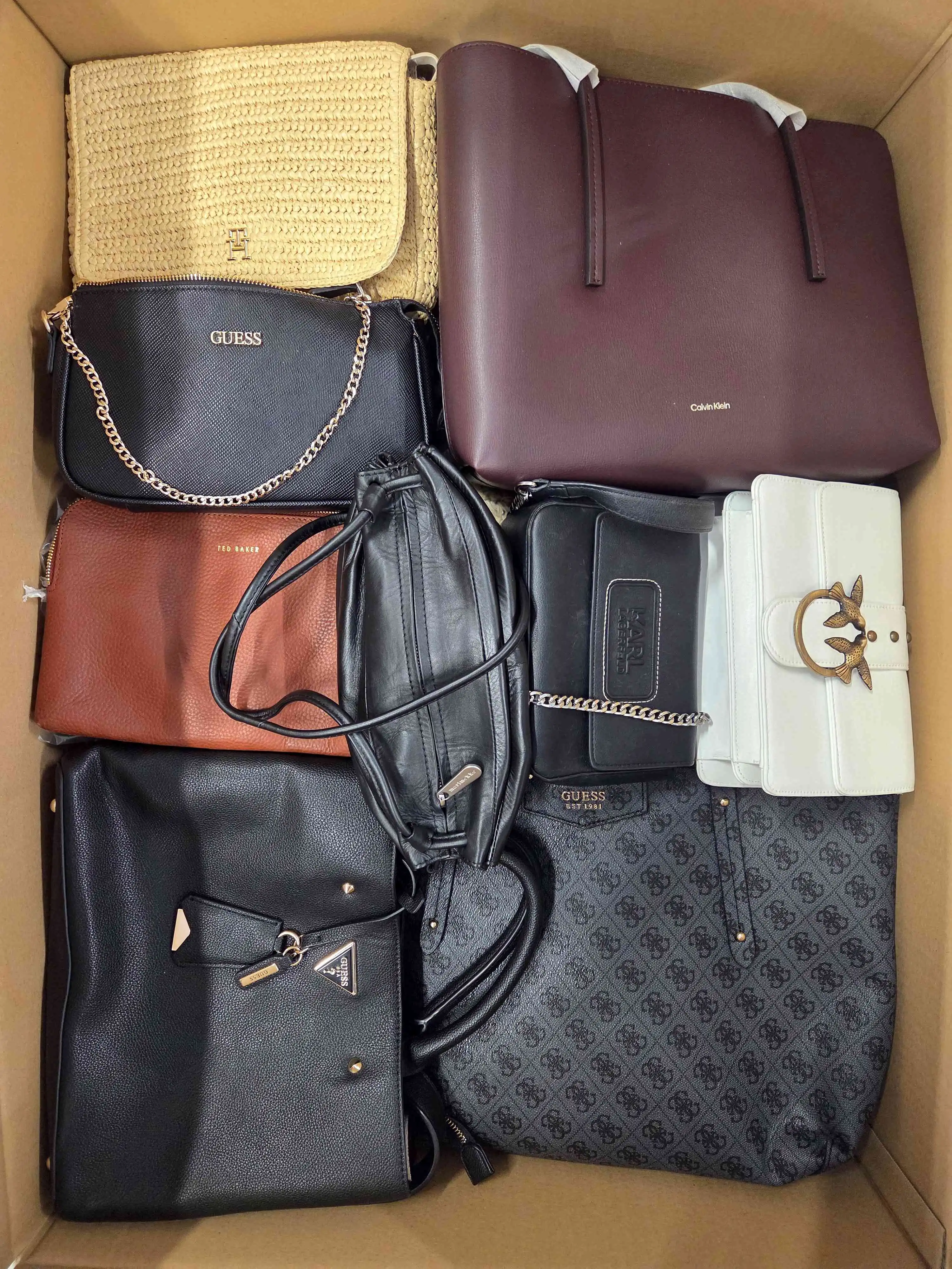 HC1553 3 The picture shows a package with accessories in the category HC.
