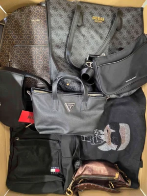 The picture shows a package with accessories in the category HC.