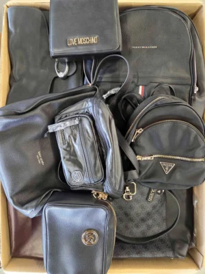 The picture shows a package with accessories in the category HC.