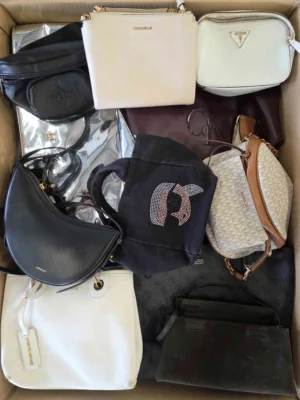 The picture shows a package with accessories in the category HC.