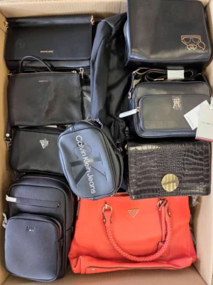 The picture shows a package with accessories in the category HC.