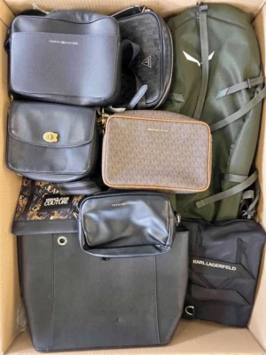 The picture shows a package with accessories in the category HC.