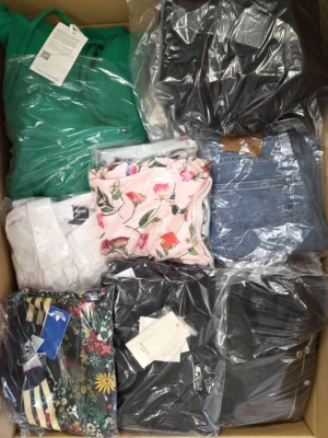 The photo shows a package with clothing in the category B.
