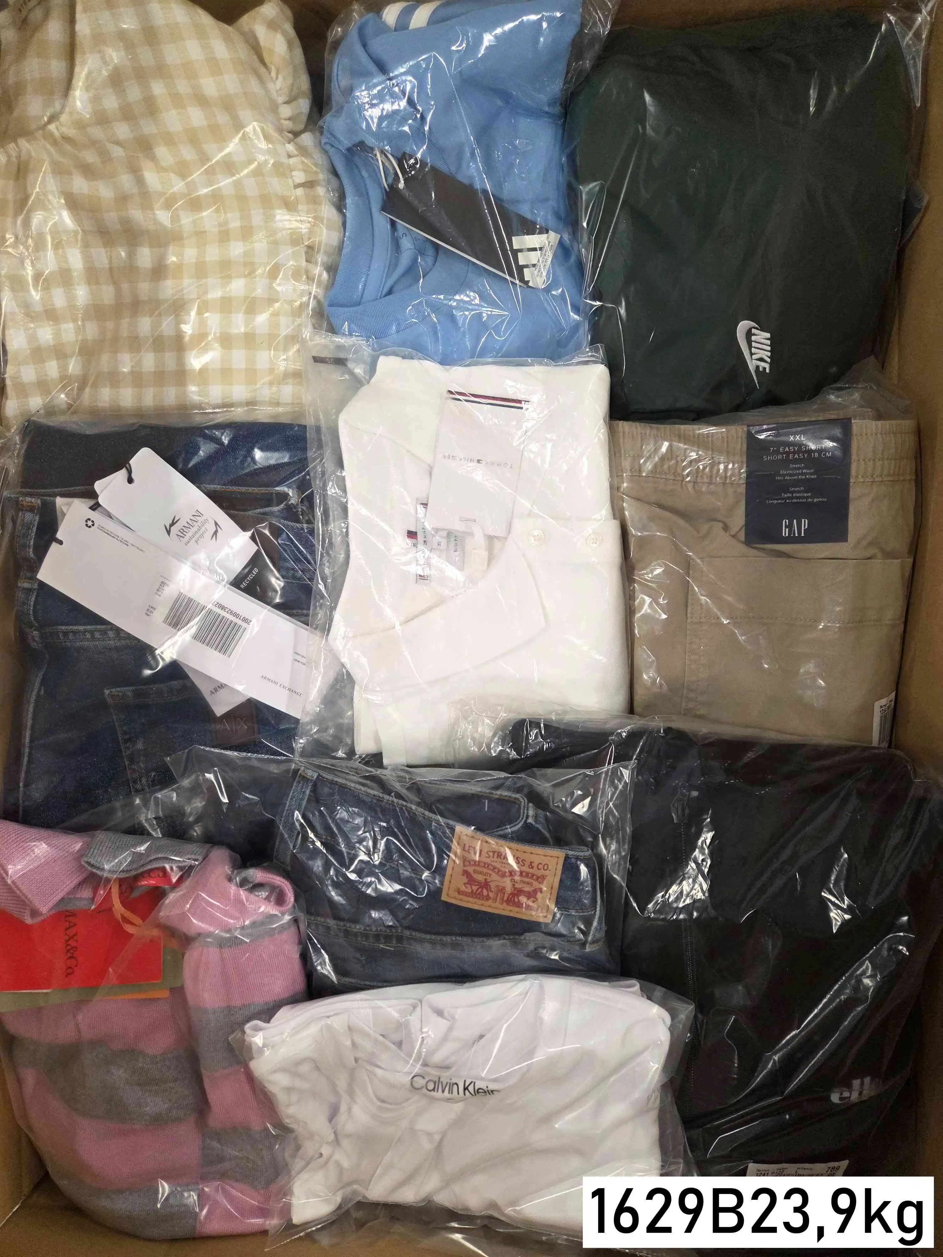 B1629 3 The photo shows a package with clothing in the category B.