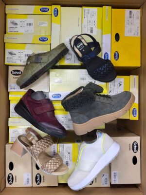 The photo shows a package with footwear in the category SM.