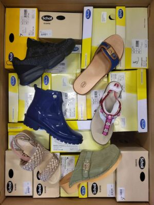 The photo shows a package with footwear in the category SM.