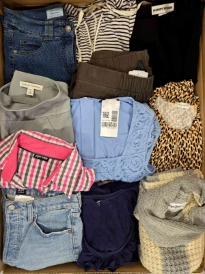 The photo shows a package with clothing in the category U.