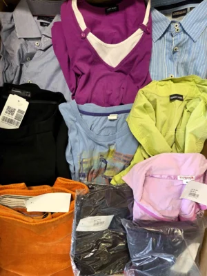 The photo shows a package with clothing in the category U.