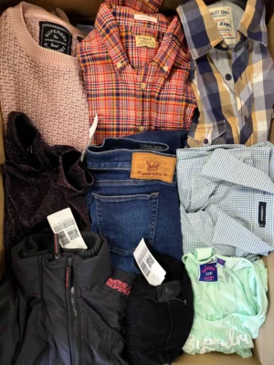 The photo shows a package with clothing in the category U.