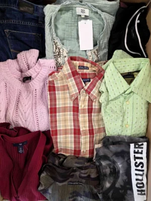 The photo shows a package with clothing in the category U.