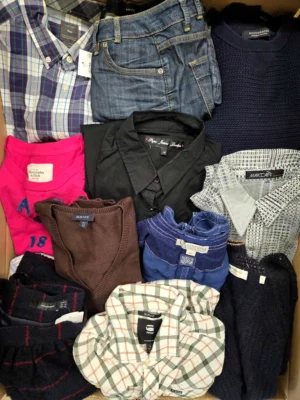 The photo shows a package with clothing in the category U.