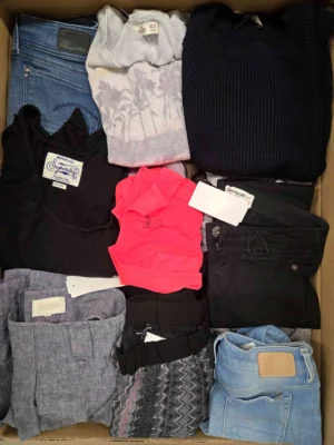 The photo shows a package with clothing in the category U.