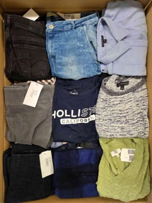 The photo shows a package with clothing in the category U.