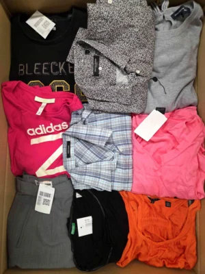 The photo shows a package with clothing in the category U.