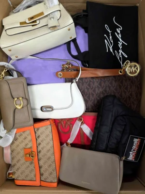 The picture shows a package with accessories in the category HB.