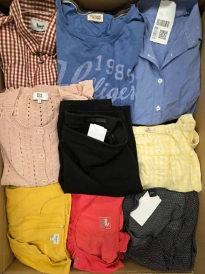 The photo shows a package with clothing in the category U.