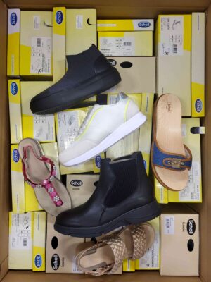 The photo shows a package with footwear in the category SM.