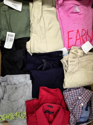 The photo shows a package with clothing in the category U.