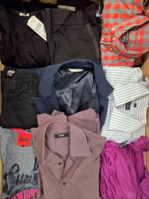 The photo shows a package with clothing in the category U.