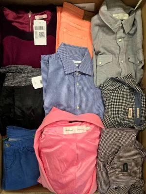 The photo shows a package with clothing in the category U.