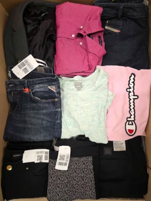 The photo shows a package with clothing in the category U.