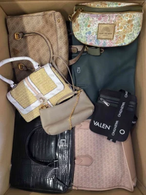 The picture shows a package with accessories in the category HB.