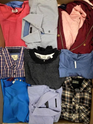 The photo shows a package with clothing in the category U.