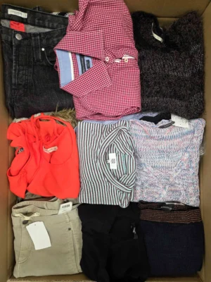 The photo shows a package with clothing in the category U.