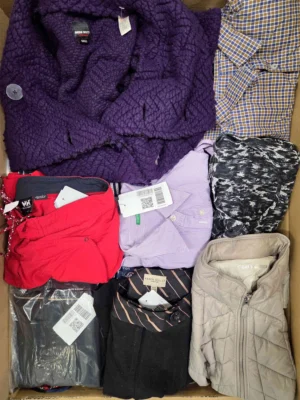 The photo shows a package with clothing in the category U.