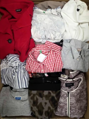 The photo shows a package with clothing in the category U.