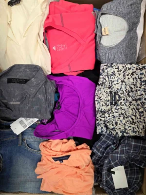 The photo shows a package with clothing in the category U.