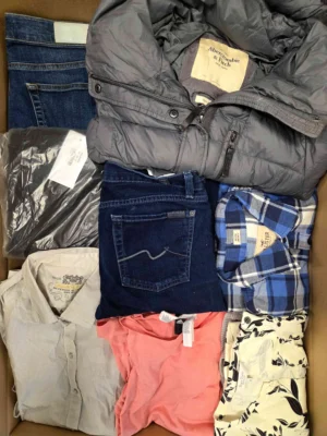 The photo shows a package with clothing in the category U.