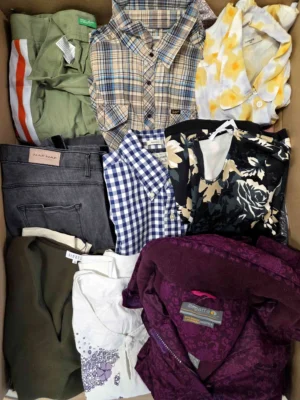 The photo shows a package with clothing in the category U.