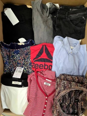 The photo shows a package with clothing in the category U.