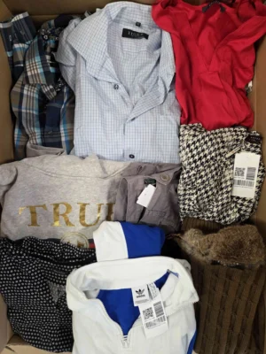 The photo shows a package with clothing in the category U.