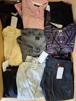The photo shows a package with clothing in the category U.