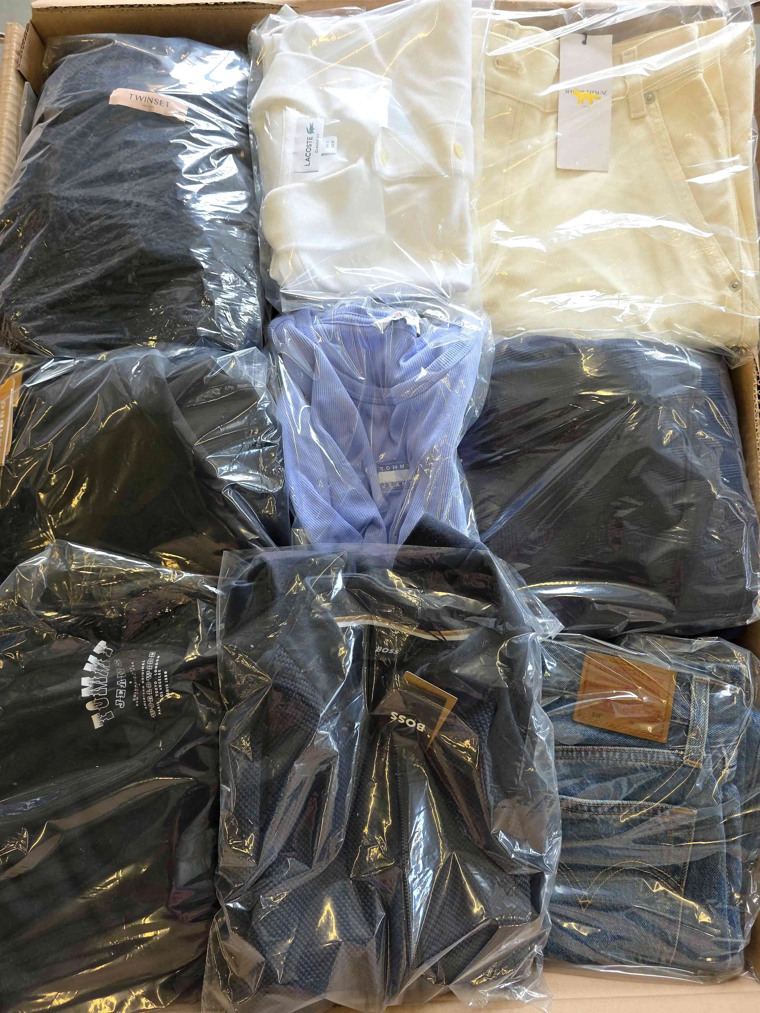 C1902 3 The photo shows a package with clothing in the category C.