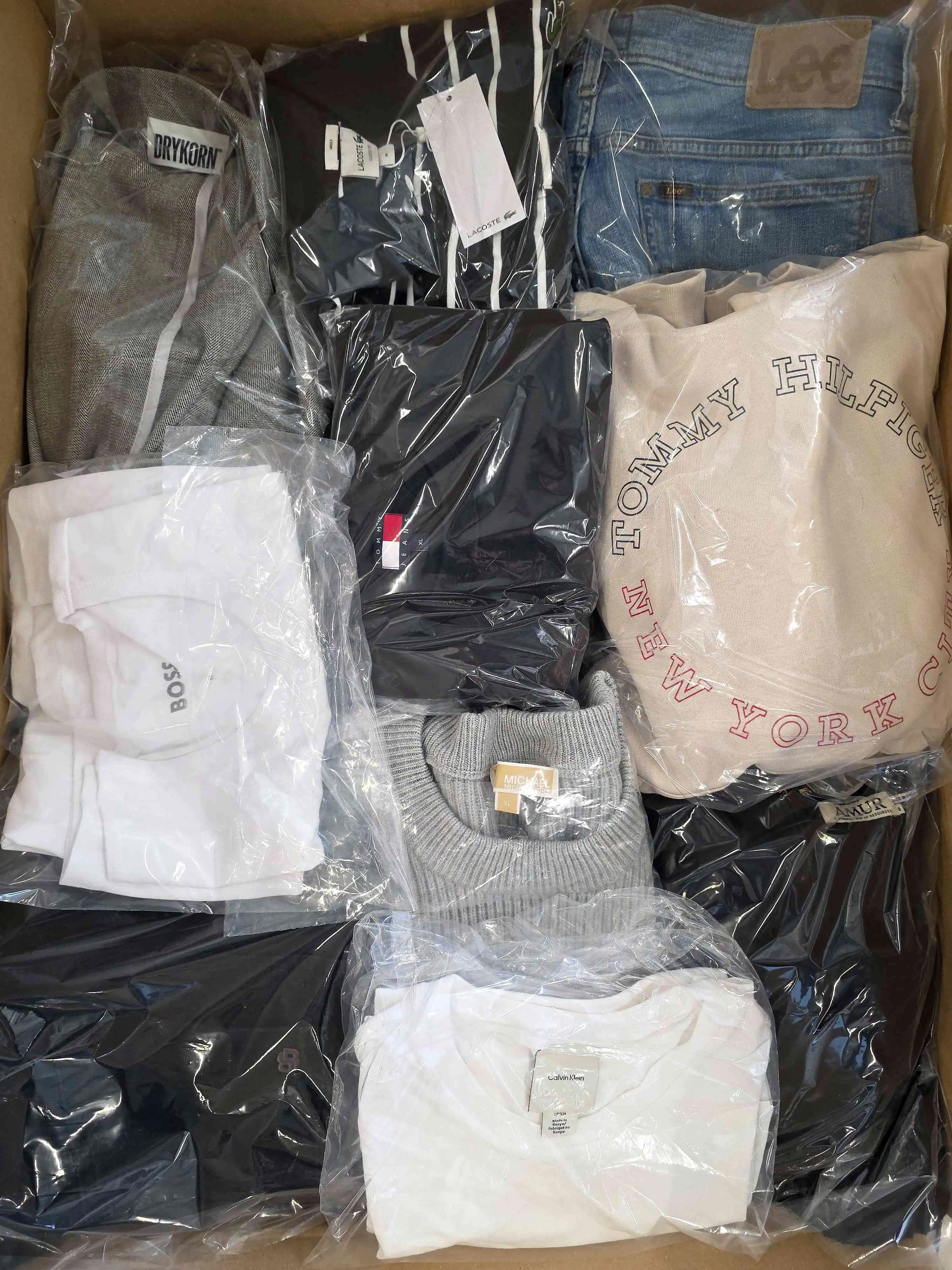 C1905 3 The photo shows a package with clothing in the category C.