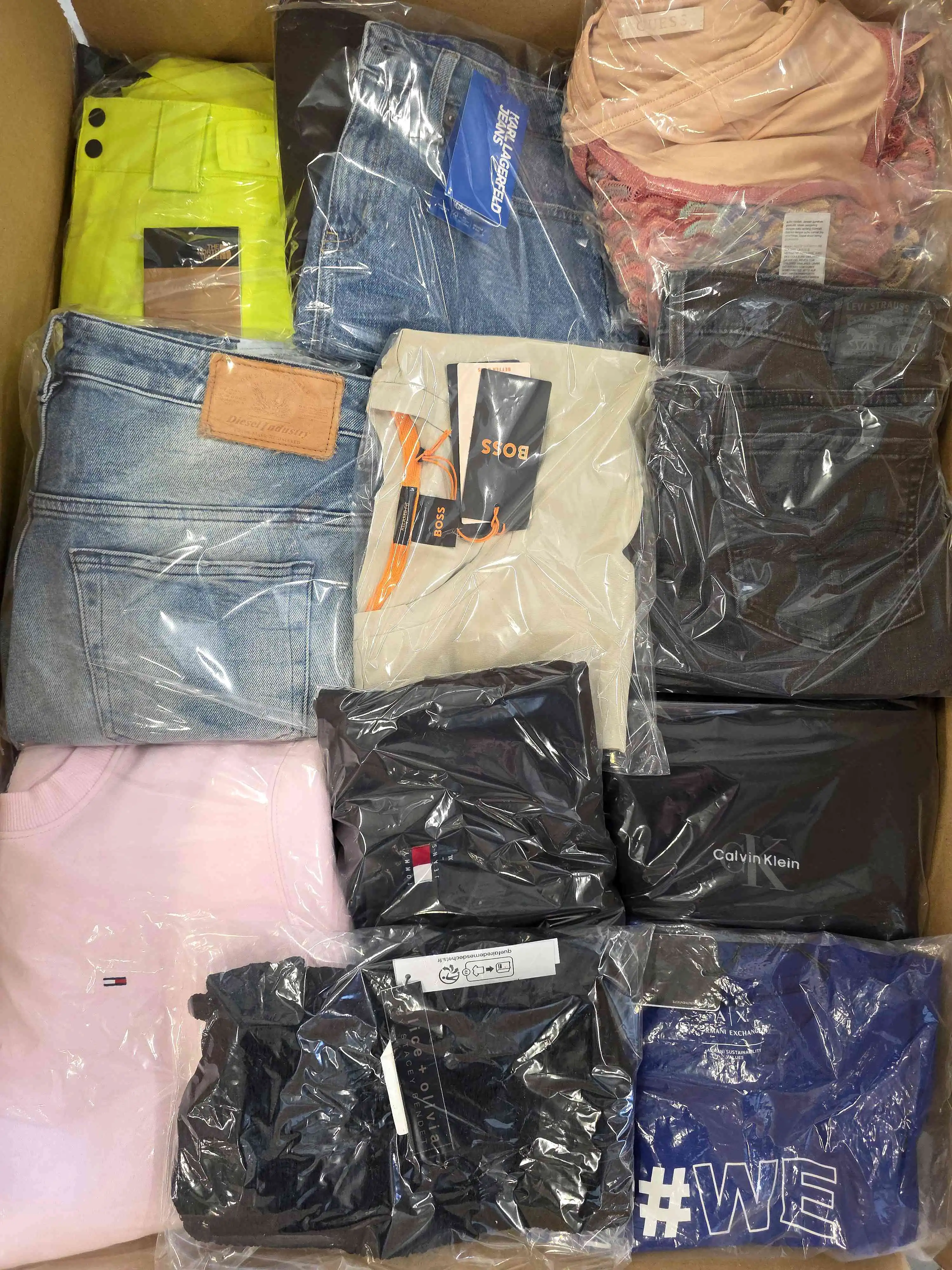 C1906 3 The photo shows a package with clothing in the category C.