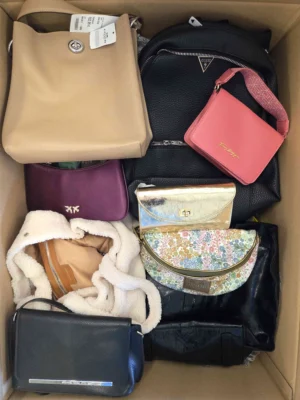 The picture shows a package with accessories in the category HB.