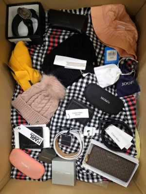 The picture shows a package with accessories in the category AA.