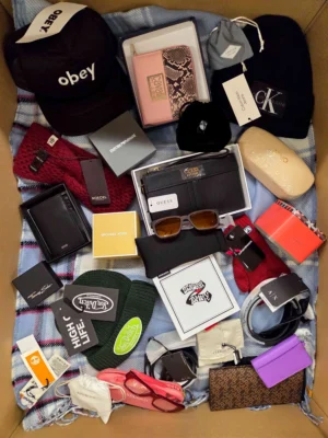 The picture shows a package with accessories in the category AA.