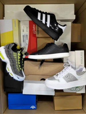 The photo shows a package with footwear in the category BS.